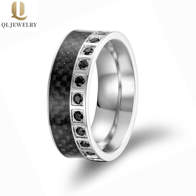 El anillo de carburo de tungsteno de tungsteno de tungsteno de estilo más nuevo con un círculo de fibra de carbono negro y piedras de CZ negro en un lado