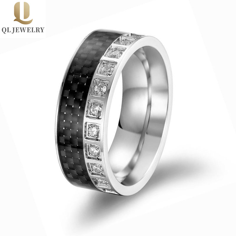 El anillo de carburo de tungsteno de tungsteno de tungsteno de estilo más nuevo con un círculo de fibra de carbono negro y piedras de CZ blancas en un lado