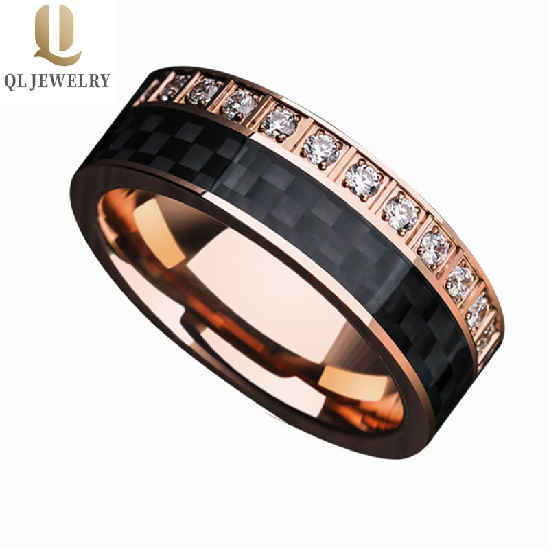 El anillo de carburo de tungsteno de tungsteno de rosa de tungsteno de estilo rosa de rosa con un círculo de fibra de carbono negro y piedras de CZ blancas en un lado