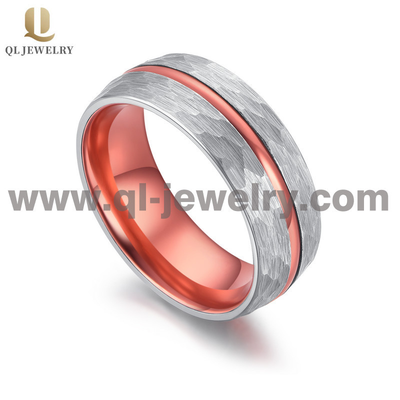 Chine Bandes de mariage étonnantes pour hommes de 8 mm Bague en carbure de tungstène martelé avec bande rouge et bande intérieure en aluminium rouge Fabricants