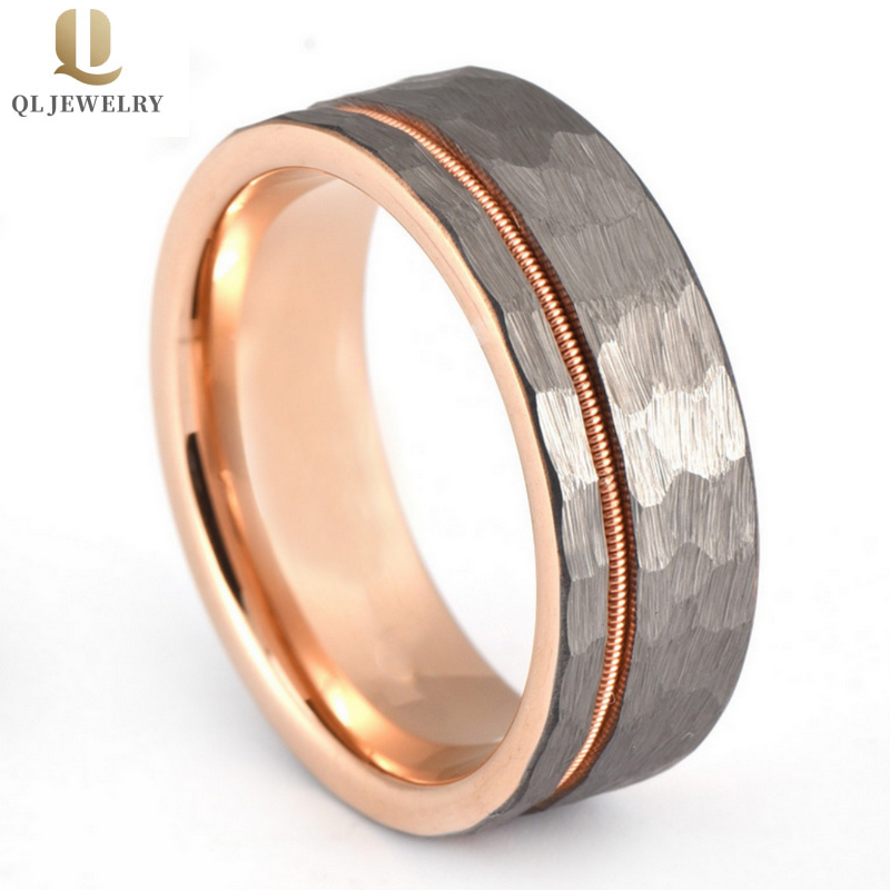 8mm polierte glänzende und gehämmerte rosafarbene Gold- und Silber-Wolfram-Hartmetallring mit Gitarrensaite Inlay China-Hersteller