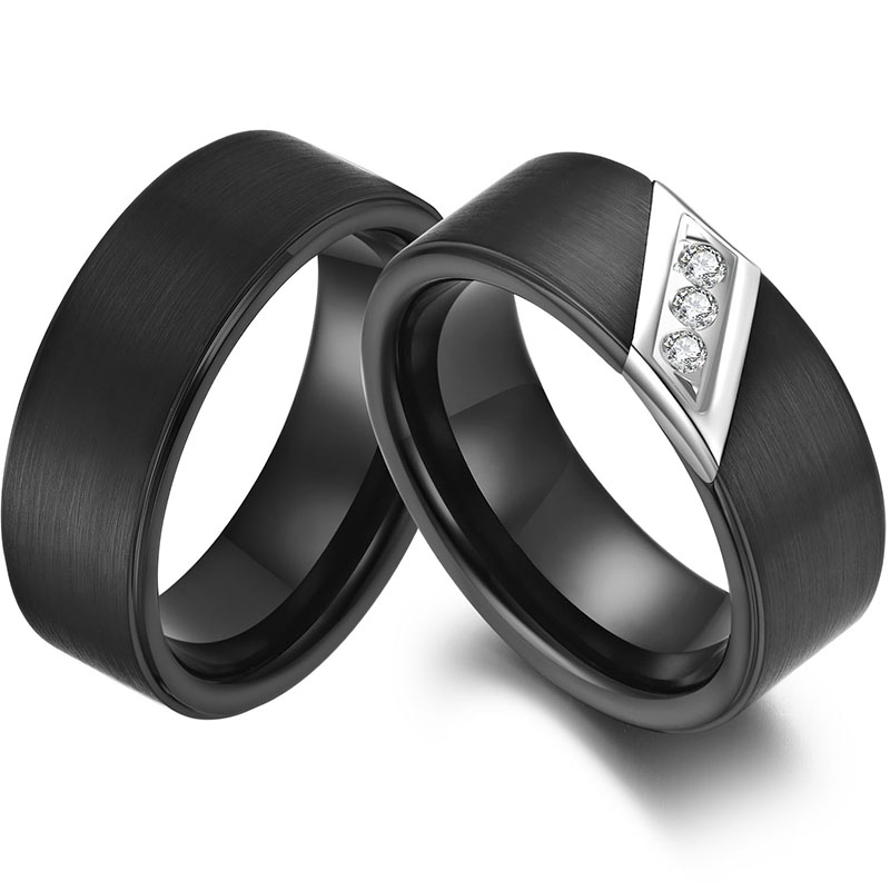 Chine Bagues en carbure de tungstène assorties pour elle et lui Anneaux de couple en tungstène de 8 mm Anneau en carbure de tungstène noir brossé plat avec pierres blanches CZ Fabricants
