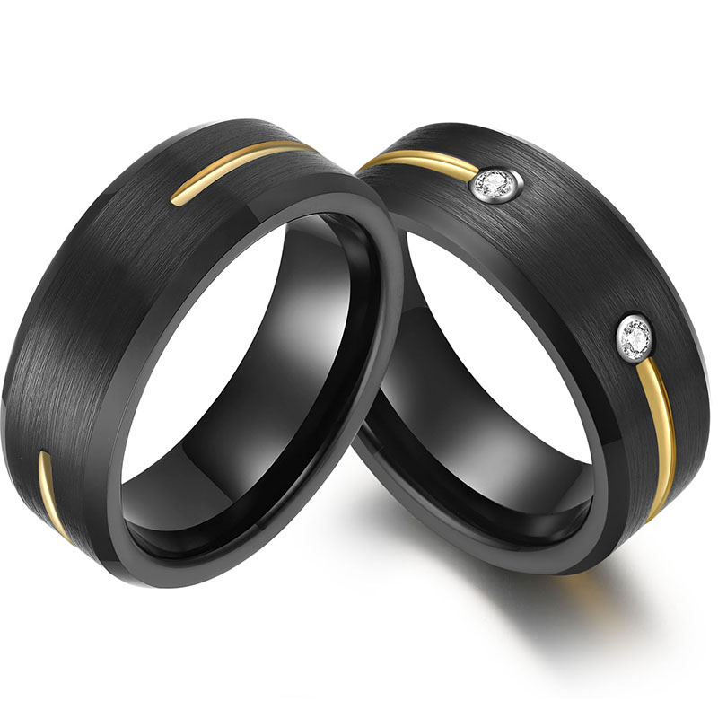 Chine Bagues assorties en carbure de tungstène pour elle et lui Bagues de couple en tungstène de 8 mm Bords plats et biseautés Bague en carbure de tungstène noir brossé avec demi-cercle de ligne dorée avec deux pierres CZ blanches Fabricants