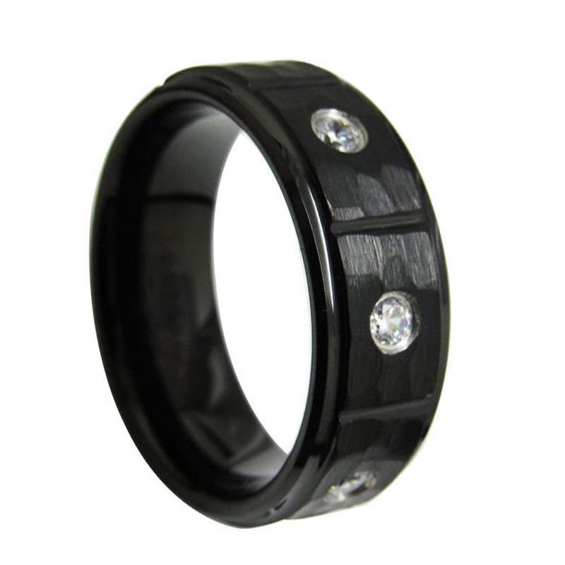 Anello di tungsteno in stock Popolare 8mm Alto lucido e martellato con bordi piatti e a gradini Anello in carburo di tungsteno nero con 3 pietre CZ bianche Produttore cinese