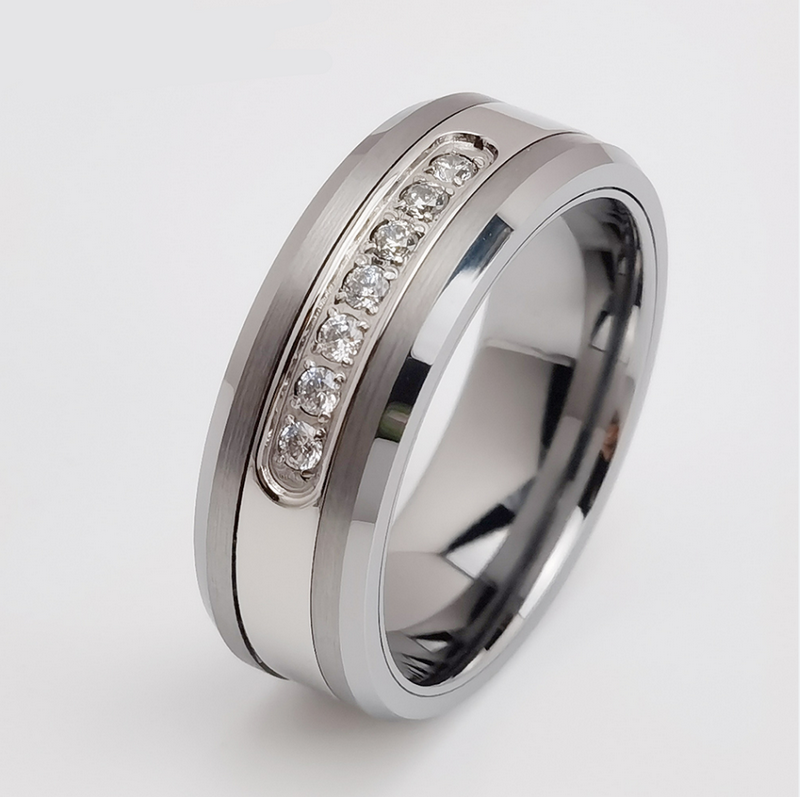 Wolframring auf Lager Beliebter 8 mm hochglanzpolierter und gebürsteter Wolframcarbidring mit flachen und abgeschrägten Kanten und 7 weißen CZ-Steinen China Hersteller