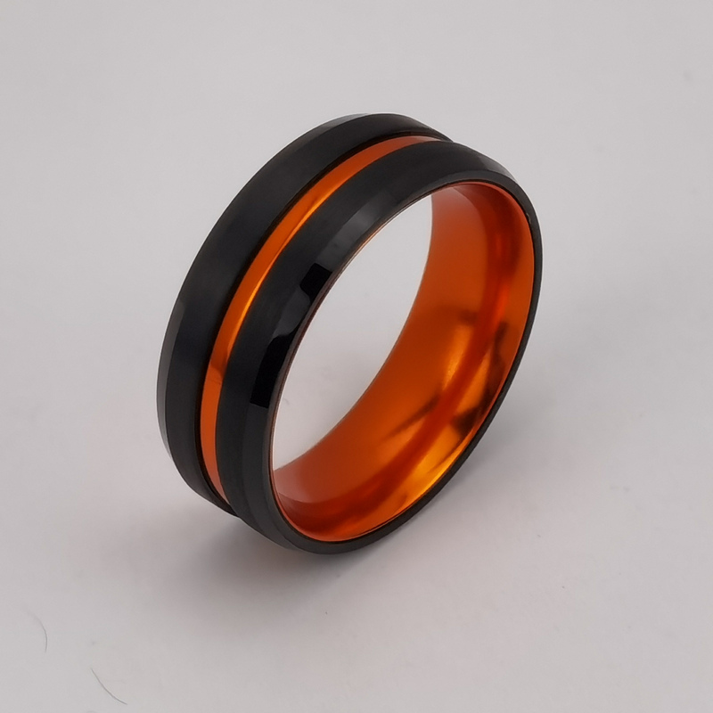 Anello di tungsteno in stock Popolare 8mm Alto lucido e spazzolato Bordi piatti e smussati Anello in carburo di tungsteno nero e alluminio arancione Produttori cinesi