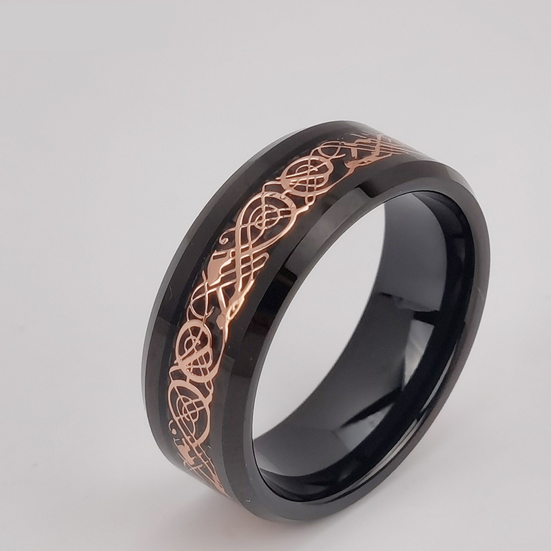 Wolframring auf Lager 8 mm Hochglanzpolierte flache und abgeschrägte Kanten Schwarze Wolframkarbid-Ringeinlage mit roségoldenem Drachen und schwarzem Hintergrund Hersteller aus China
