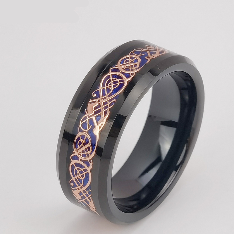 Wolframring auf Lager 8 mm Hochglanzpolierte flache und abgeschrägte Kanten Schwarze Wolframkarbid-Ringeinlage mit roségoldenem Drachen und blauem Hintergrund Hersteller aus China