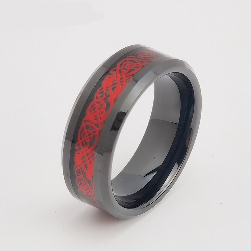 Wolframring auf Lager 8 mm Hochglanzpolierte flache und abgeschrägte Kanten Schwarze Wolframkarbid-Ringeinlage mit rotem Drachen und schwarzem Hintergrund Hersteller aus China