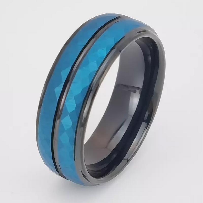 China Anillo de tungsteno en existencia Alianzas de boda de tungsteno de dos tonos abovedadas y martilladas de alta calidad y asequibles Anillo de carburo de tungsteno negro y azul Fabricantes
