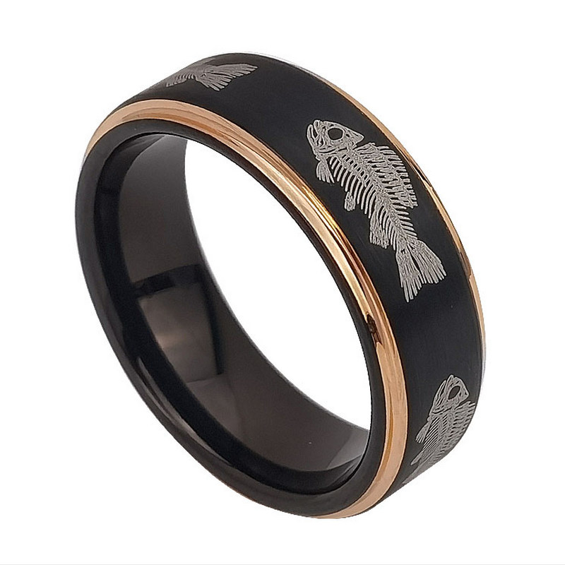 Wolfram-Ring auf Lager Hochwertiger und erschwinglicher Fischmuster Gravierte zweifarbige Wolfram-Eheringe Gebürsteter schwarzer Wolframcarbid-Ring mit roségoldenen Kanten China-Hersteller