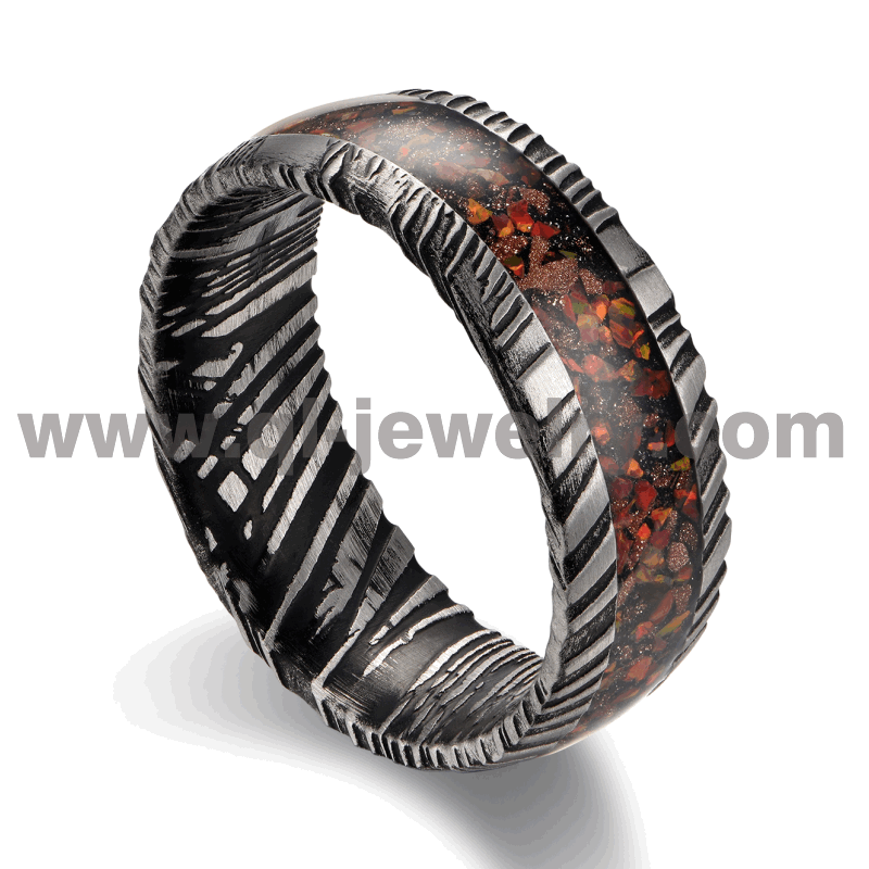 Bandes de mariage en acier de Damas noir au design unique Anneau en acier de Damas noir bombé avec incrustation d'opale rouge Usine de Chine