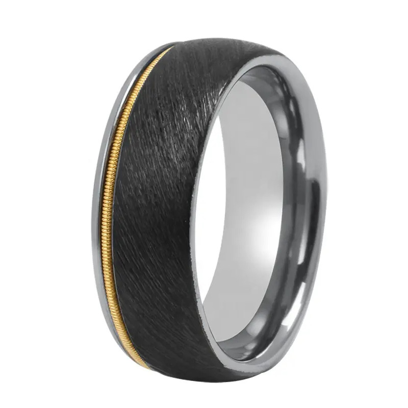 Anello in carburo di tungsteno placcato nero spazzolato mix bicolore con intarsio di corde di chitarra dorate Produttore cinese