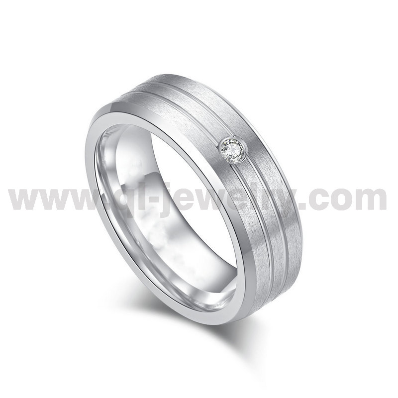 Chine 2024 Nouveaux modèles Bague de mariage en chrome cobalt brossé à trois lignes avec bords plats et biseautés de 8 mm avec 1 pierre CZ blanche Fabricants
