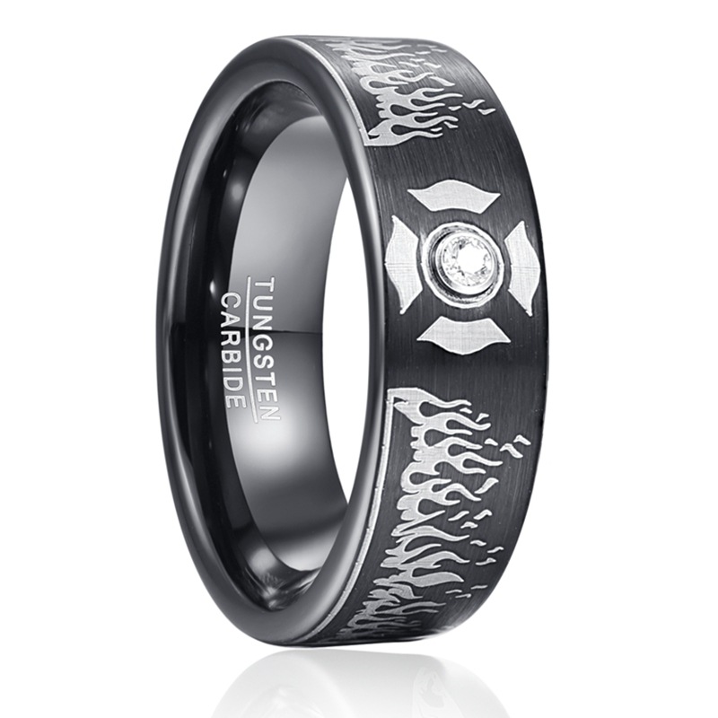 Anillo de carburo de tungsteno chapado en negro cepillado de 8 mm al por mayor de fábrica, alianza de boda para hombres con patrón de cruz maltesa y llama grabada con láser, grabado interno personalizado OEM ODM suministro a granel