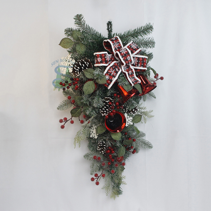إكليل غنيمة لعيد الميلاد مقاس 30 بوصة من Senmasine مع إبرة صنوبر صناعية من مادة PVC وأكواز صنوبر على شكل ندفة الثلج وأقواس جرس