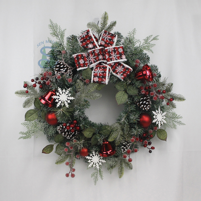 إكليل عيد الميلاد الفاخر Senmasine مقاس 24 بوصة مع أكواز الصنوبر والتوت الأحمر وأجراس الكرة وإبرة الصنوبر ذات القوس المربع