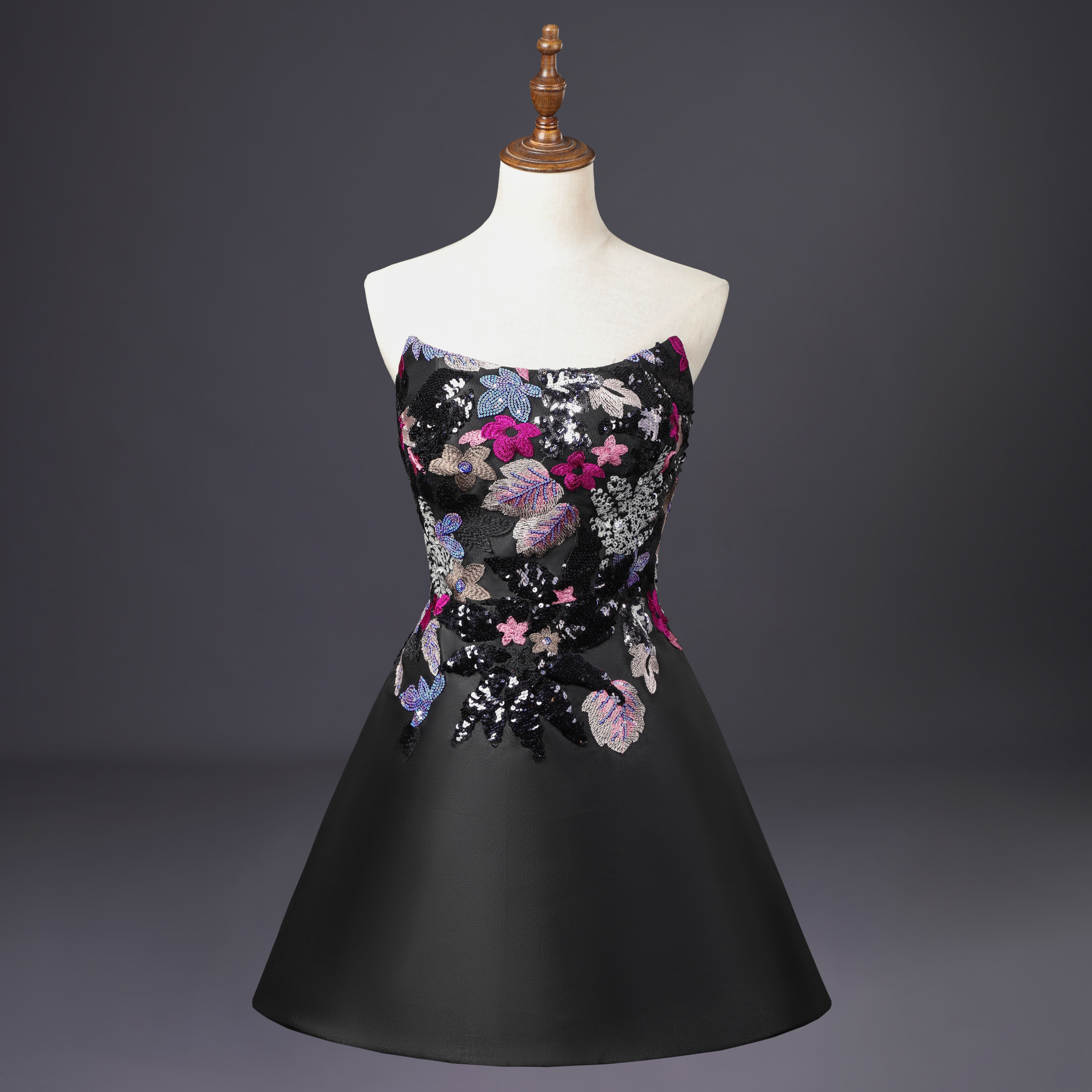 Vestido de boda corto de flores de encaje hecho a mano