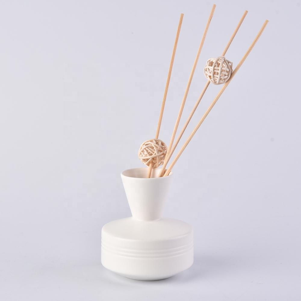 Custom matte home decoration white reed ceramic diffuser bottles