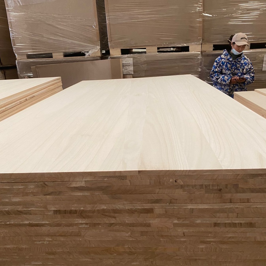 Paneles pegados con borde de paulownia con superficie lijada y bonito color para paneles de fabricación de ataúdes