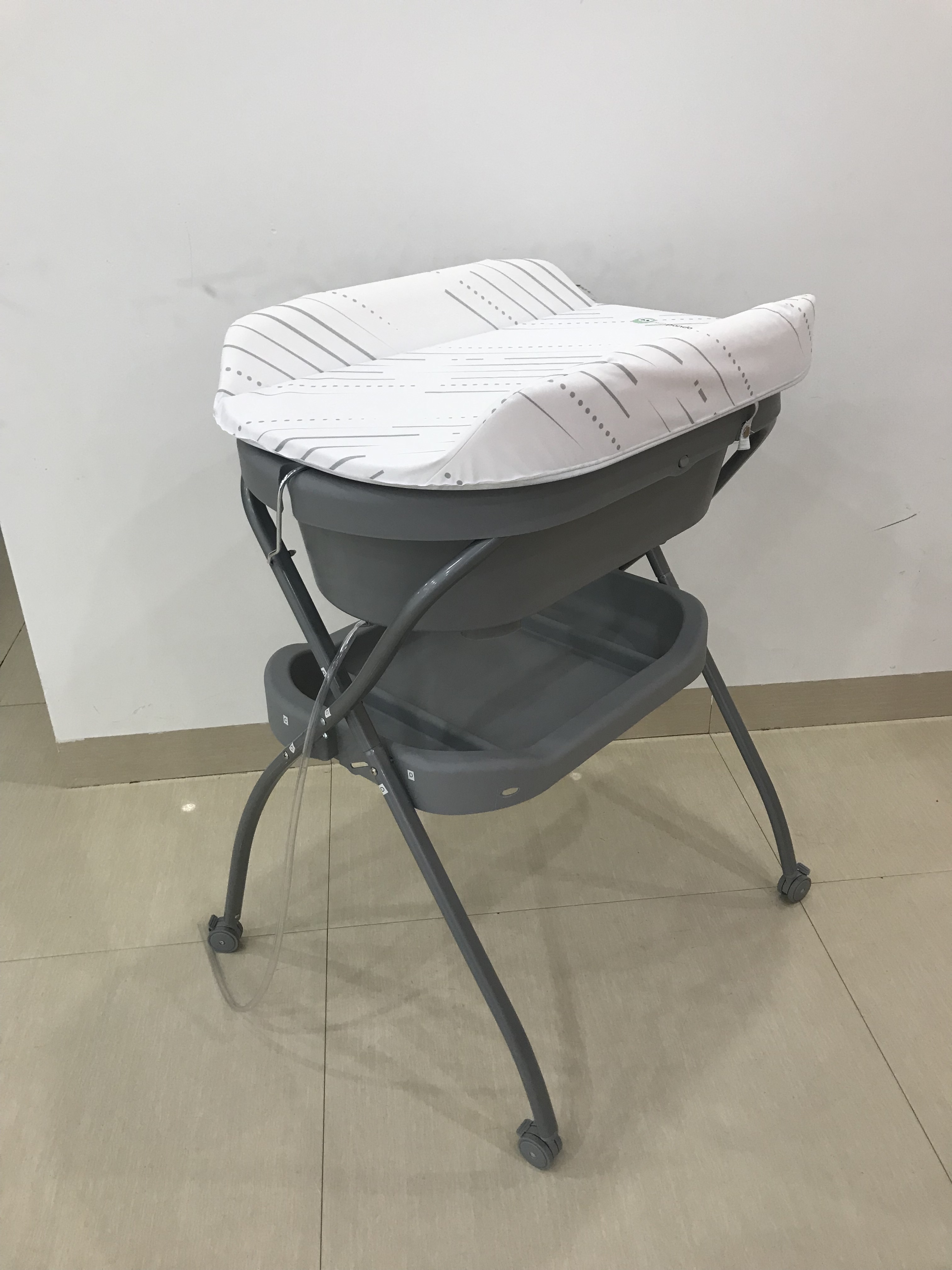 طاولة حفاضات قابلة للطي للرضع مع عجلات وطاولة تخزين مريحة للأطفال مع شهادة CE