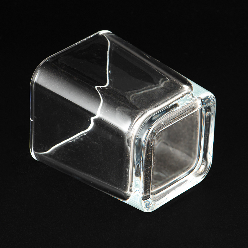 nave a lume di vetro a forma quadrata con arredamento per la casa