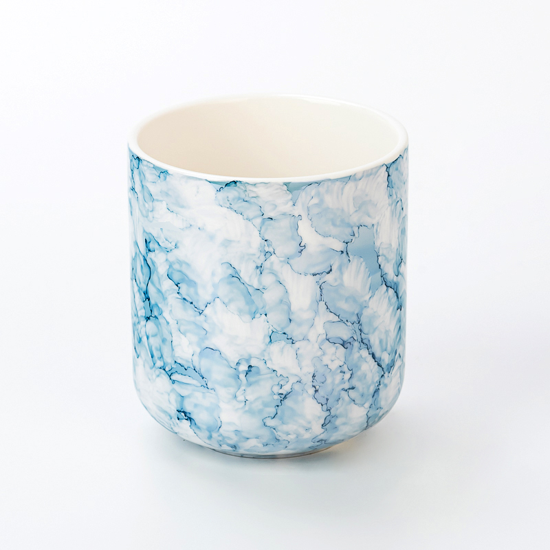 Elegante vaso per candele in porcellana con motivo marmo blu. Portacandele in ceramica