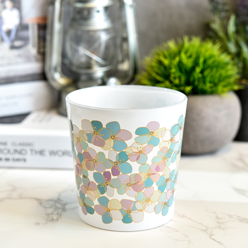 Hurtownia dużych szklanych świec w kształcie litery V w wiosennych kwiatach