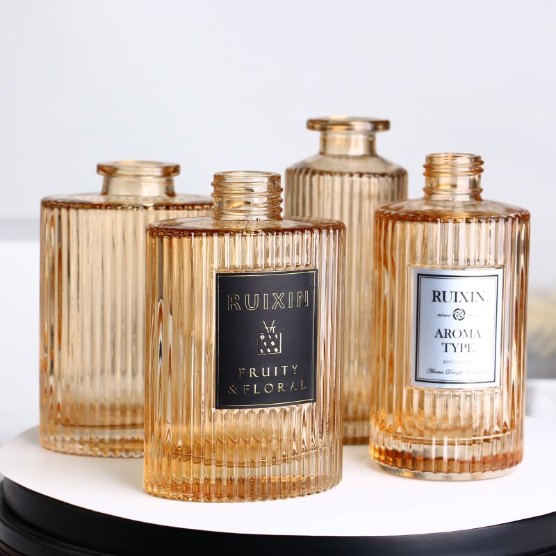 Bouteilles de diffuseur en verre ambré rondes nervurées avec bouchons