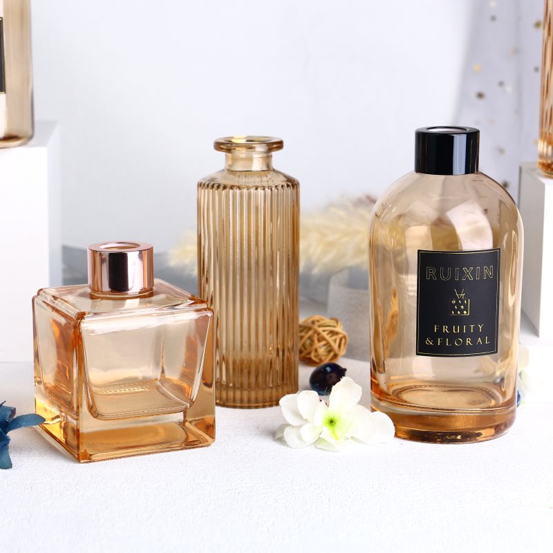 Vierkante amberkleurige diffuserflessen met etiketten, doppen en schroefhals