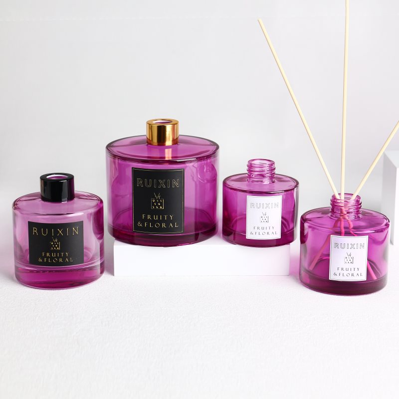 Flacons diffuseurs violets pilier avec étiquettes, bouchons et col à vis