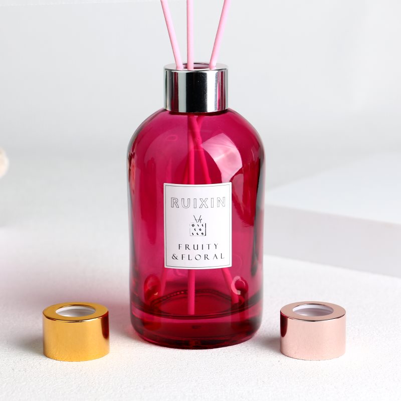 Круглые красные флаконы-диффузоры с этикетками, крышками и винтовой горловиной