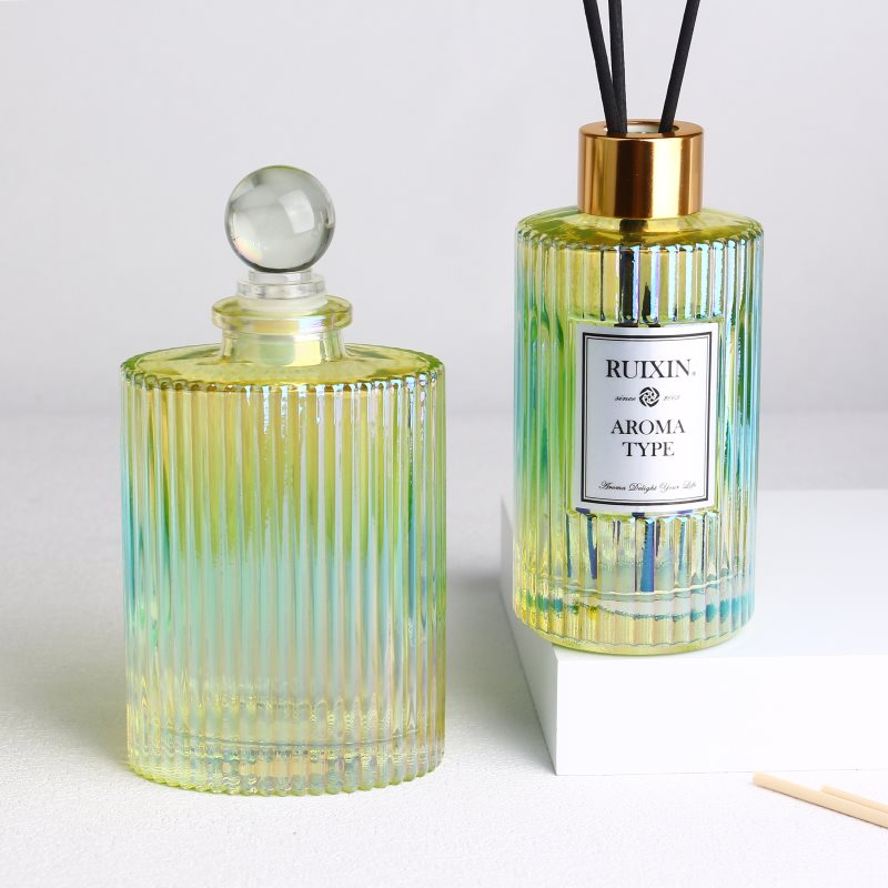 リブ付き電気めっきラウンドグリーンガラスディフューザーボトル（キャップ​​付き）