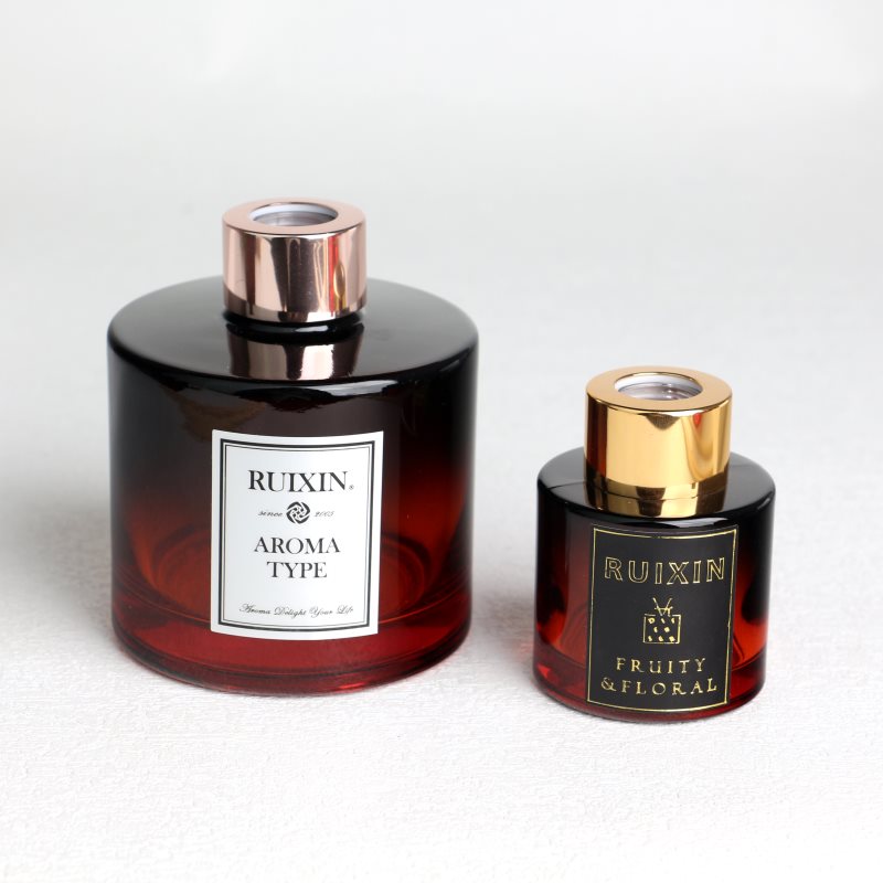 Flacons diffuseurs cylindriques dégradés rouge à noir avec étiquettes, bouchons et col à vis