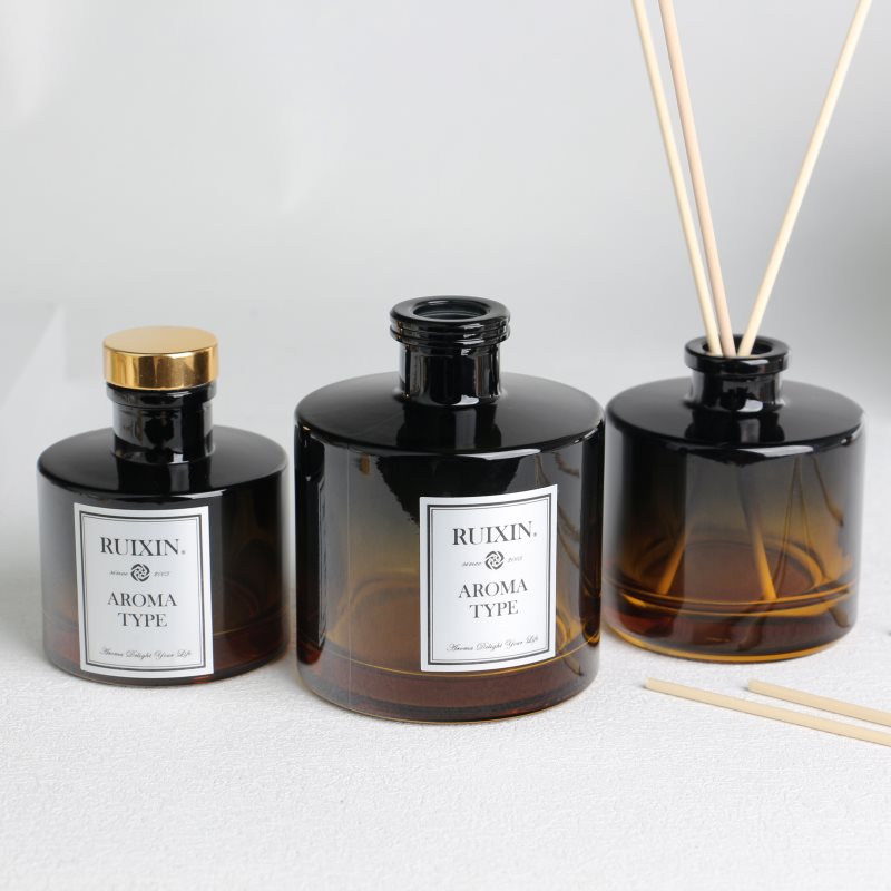 زجاجات ناشرة على شكل حرف T متدرجة من الأصفر إلى الأسود مع ملصقات