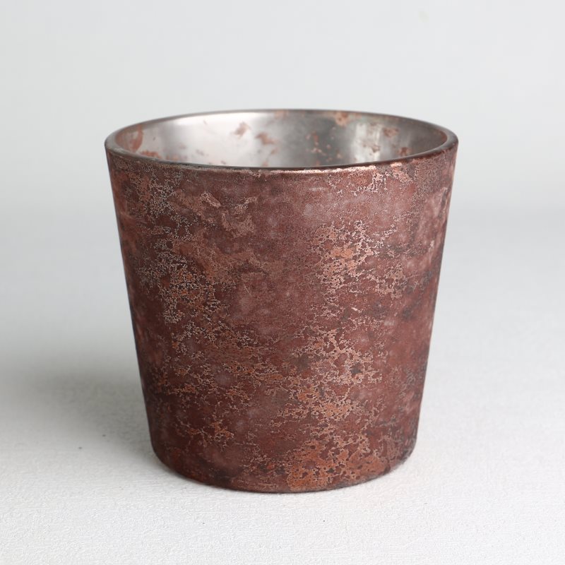 Set mit leeren Kerzengläsern im Used-Look in Retro-Optik in Rostrot