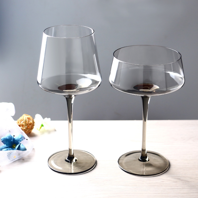 Buntes graues Coupé -Cocktail -Champagner -Turm -Glas -Untertasse und Weingläser