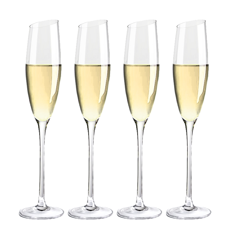 Smello lungo a mano Flauto di champagne inclinati a mano in bicchiere di vino scintillante