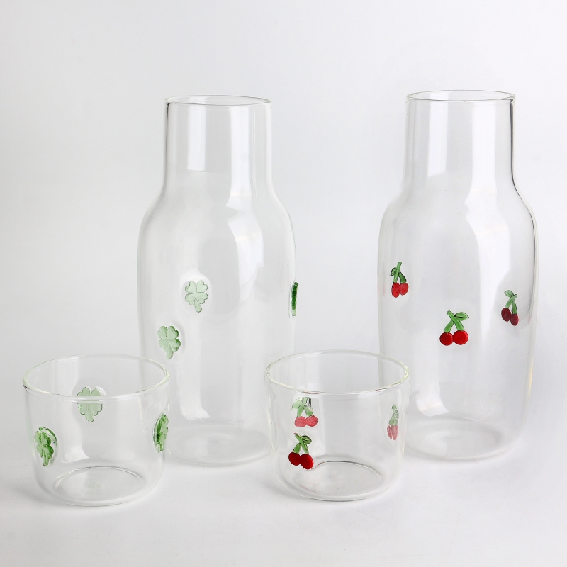 手作りクローバー象嵌装飾ホウケイ酸ガラスウォーターピッチャー蓋付き 1L 耐熱ジャグホットおよびコールド飲料用ガラス蓋付き