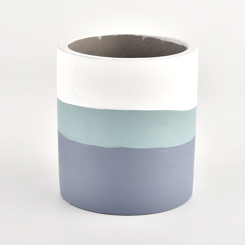 rankomis dažytos cementinės žvakidės, skirtos žvakių užpildymui