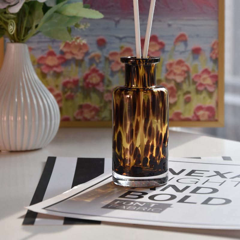 Isihombiso saseKhaya esiFanekisekileyo seAmber yeGlasi yesiqholo esinevumba elimnandi kwiibhotile zeReed Diffuser
