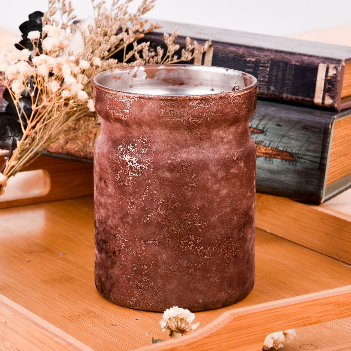 Luxury foil gold glass candle jars are used for home decor