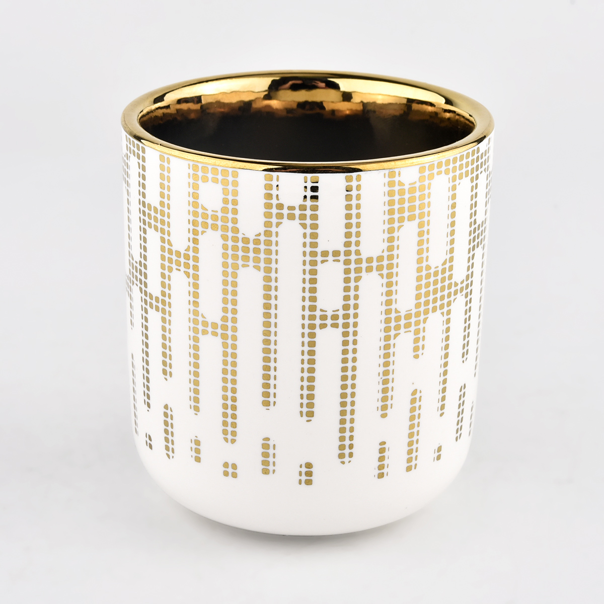 ylellinen kultakuvioinen pyöreä keraaminen kynttilänjalka