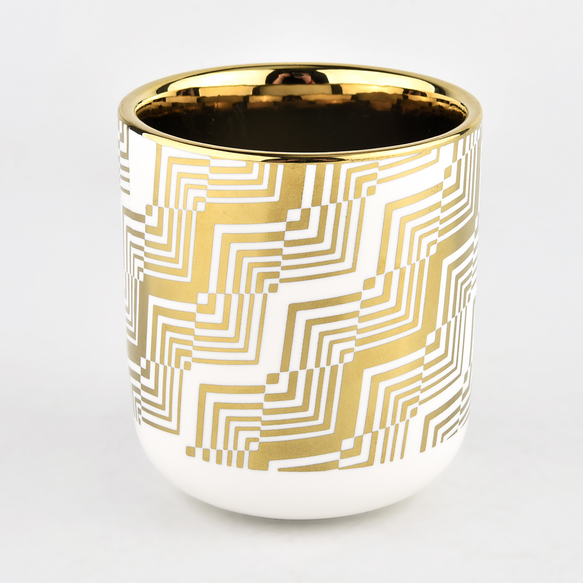 bijela keramička posuda za svijeće okruglog dna sa zlatnom galvanizacijom iznutra