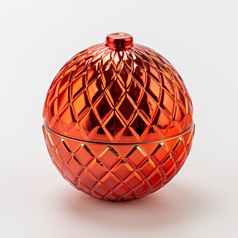 丸い形のガラスキャンドル容器と家の装飾が施された蓋付き