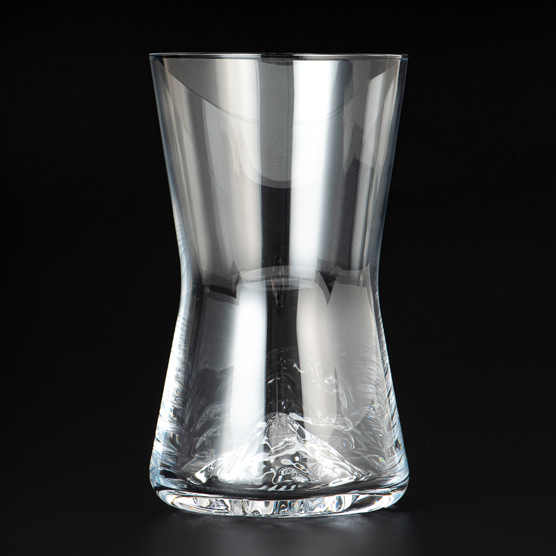 İçinde dağ ile bira kupa cam viski cam