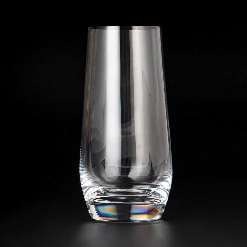飲み物やカクテル用のクリスタルグラスのハイボールグラス