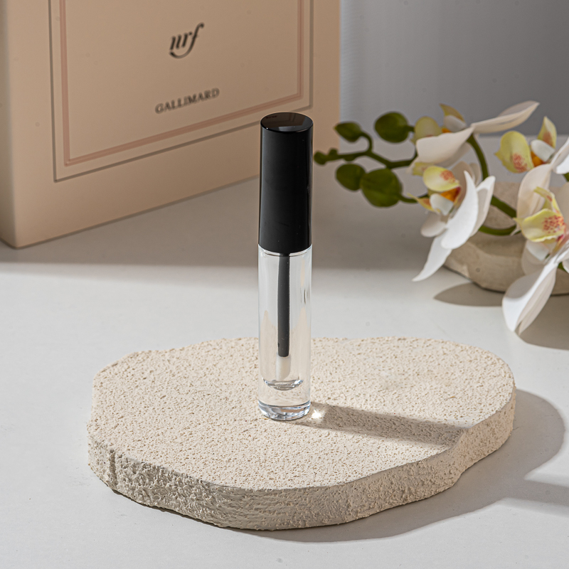 5ml kosmetiikkalasipullo mustalla korkkiharjalla ripsivärivoidetta varten