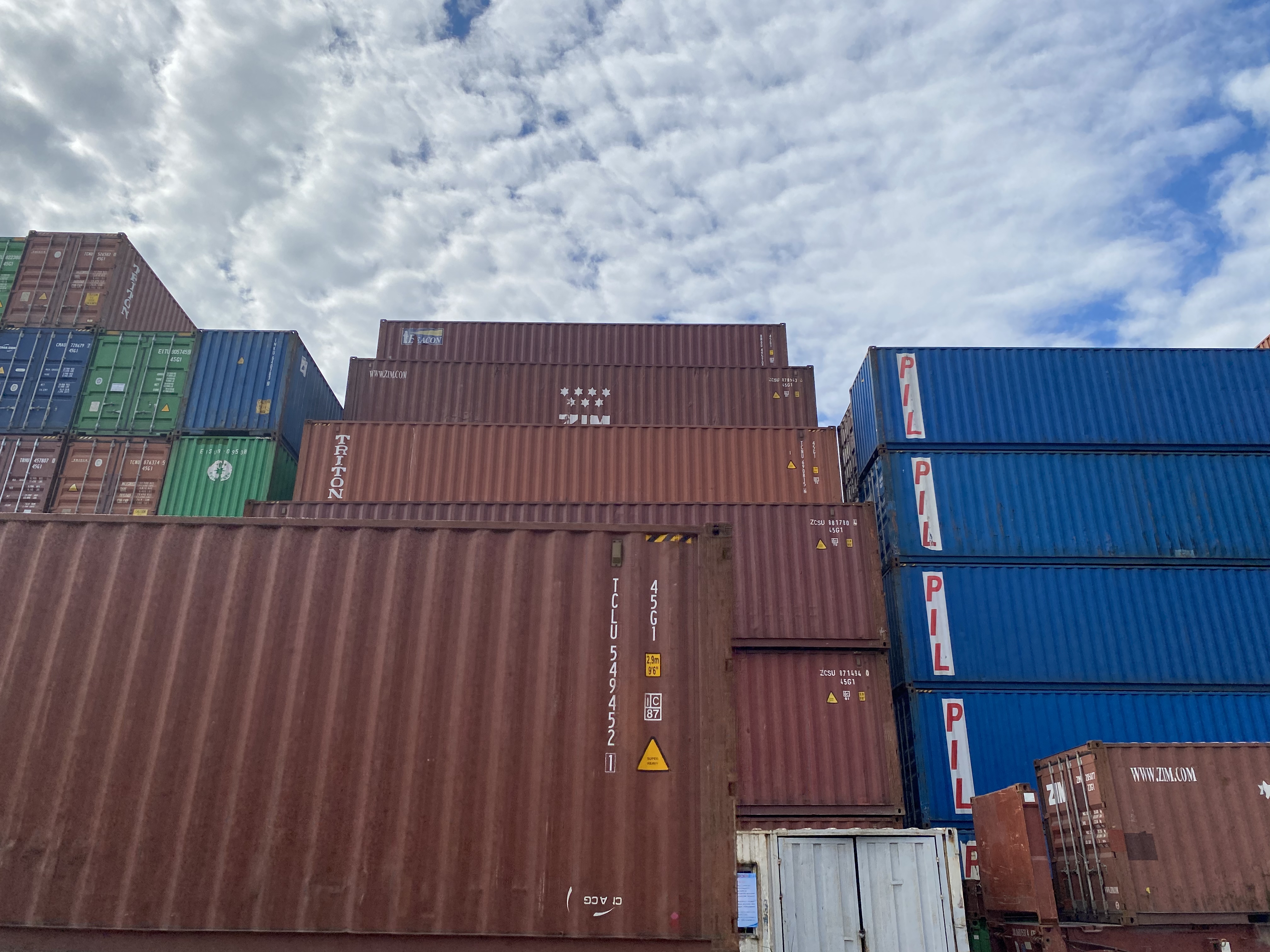 The ports are so congested that shipping companies are suspending the Asia-LA service one after another!