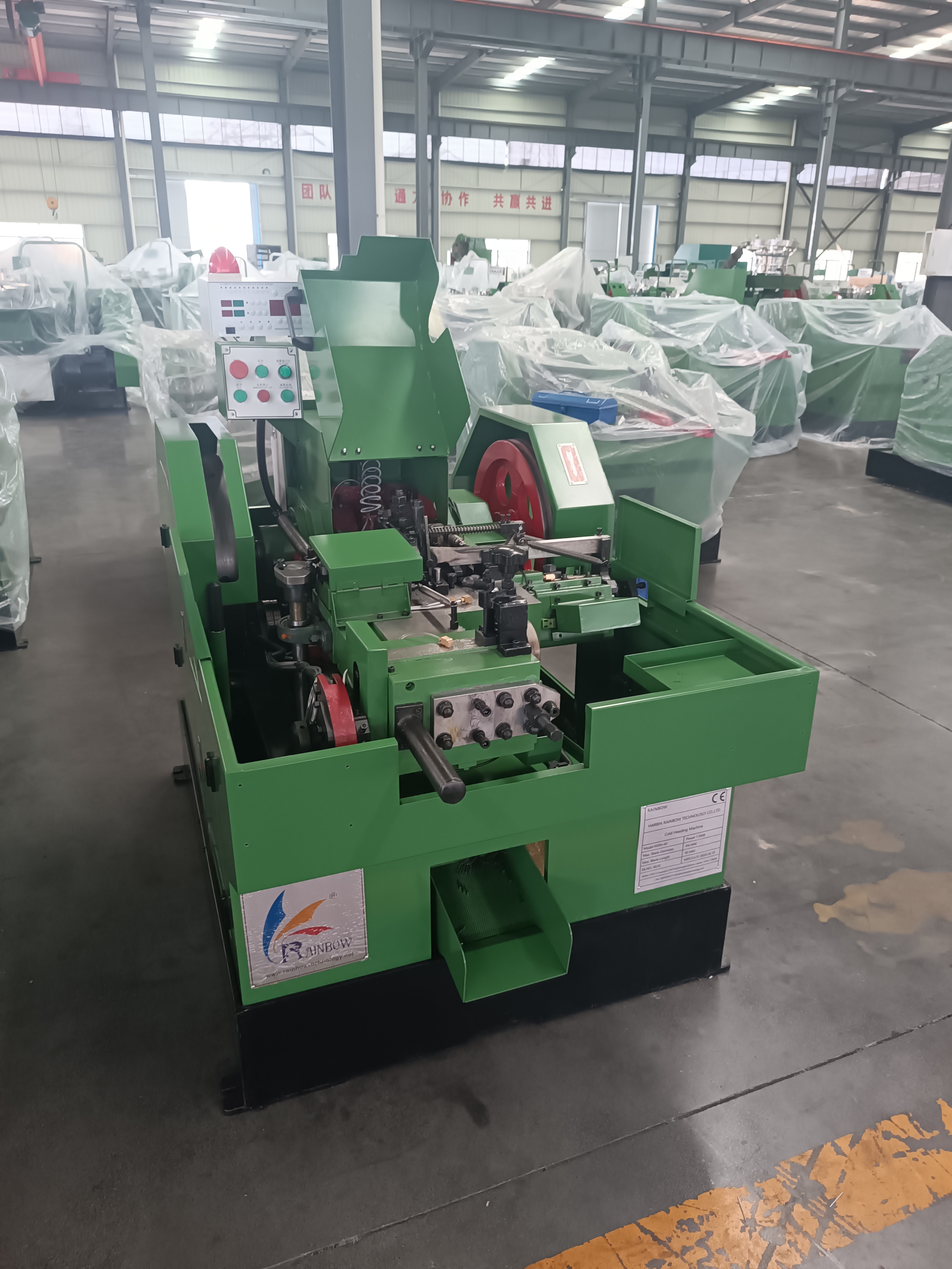 Nut Bolt tự động làm cho vít nhấn công suất búa chống lại vít rèn chất lượng cao làm cho máy tiêu đề lạnh